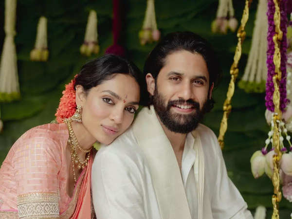 Sobhita Dhulipala and Naga Chaitanya’s wedding invite has gone viral. The invite states the names of their respective families as they mention the date of the wedding. Along with the details, the couple also sent out a gift hamper for the guests. inside Sobhita Dhulipala and Naga Chaitanya’s viral wedding invite gift basket