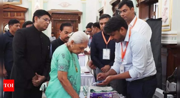 HastKalaPramanak chip: IIT Delhi student designs chip to tackle the issue of counterfeit Banarasi sarees |
