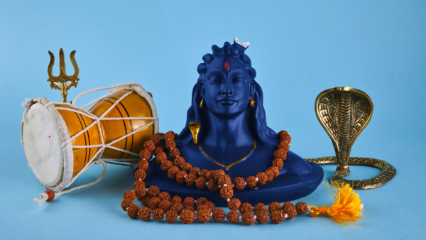On the night of Mahashivratri, while some people prefer to observe silent meditation, others chant mantras to keep their mind aligned with the energies of Lord Shiva. The most common and easy mantra to connect with Lord Shiva is 'Om Namah Shivay' and 'Har Har Mahadev'. Others like to chant the Mahamrityunjay mantra, while some others listen to the ShivTandav Stotram. Mantras for Lord Shiva
