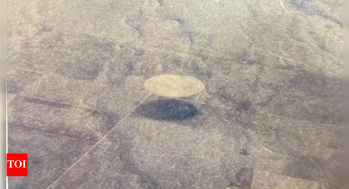 ‘1,000-foot UFO’ allegedly spotted over Four Corners in photo taken by commercial pilot sparks debate: Alien truth or optical illusion?
