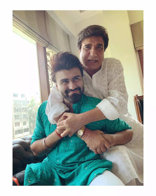 aaryababbar222_1668419420_2971239906152937703_229226694