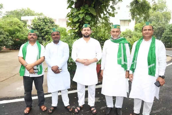 MLAs Shahnawaz Alam, Mohammad Anzar Nayeemi, Muhammad Izhar Asfi and Syed Ruknuddin Ahmad with Tejashwi Yadav after ditching the AIMIM in 2022. FWbBPXbUYAAhFzb.