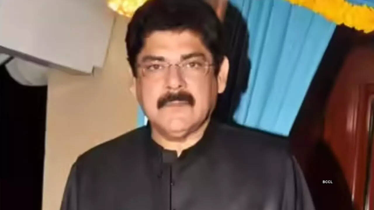 Veteran actor Pankaj Dheer, who won many hearts as Karna in Mahabharat, passed away on Wednesday. The actor died at the age of 68 after a long battle with cancer. The cremation was held later in the day. Several popular stars like Salman Khan, Shoaib Ibrahim, Kushal, Dipika Kakar and others paid their last respects to the late actor at his funeral. Actor Pankaj Dheer passes away
