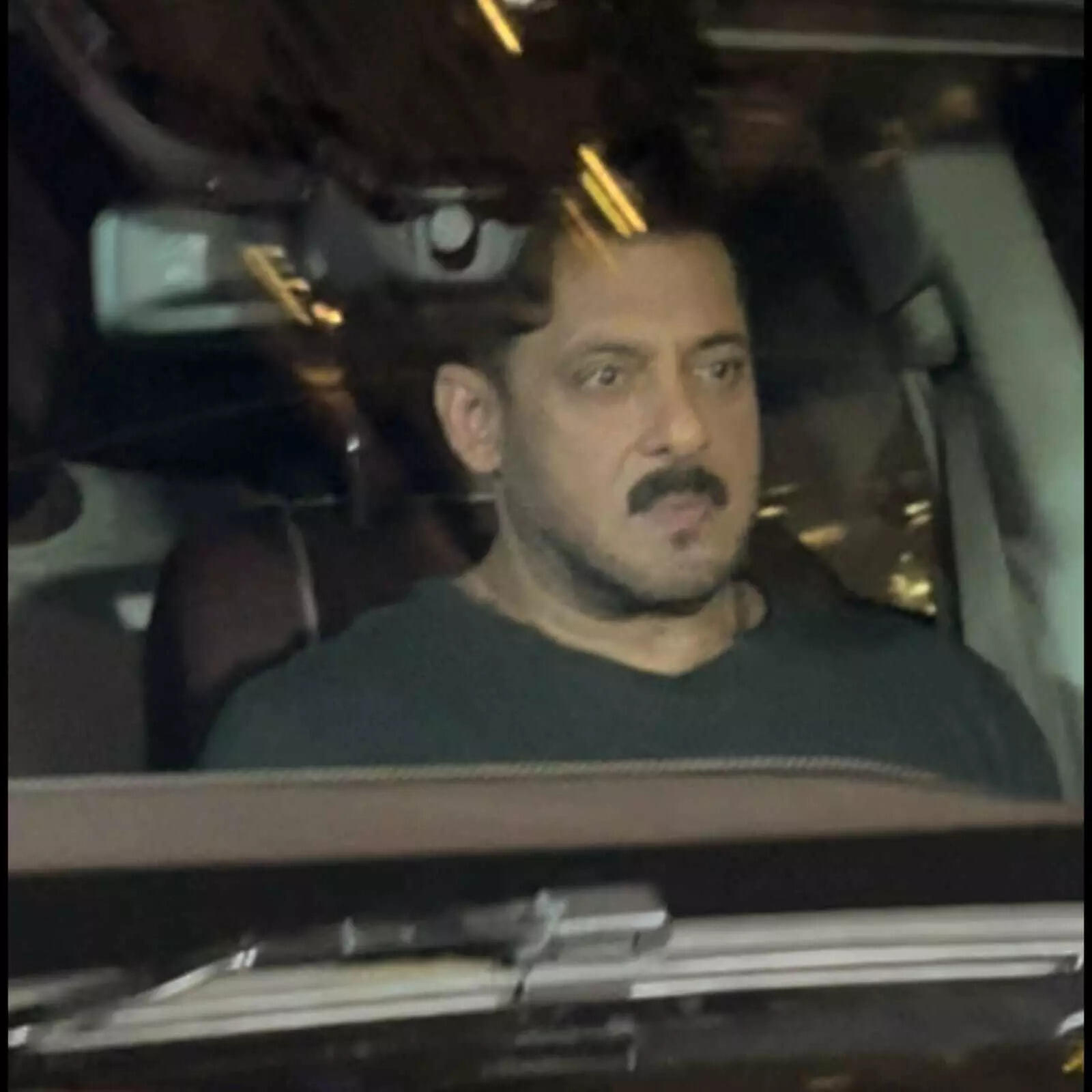 Salman Khan visits Dharmenda (3)