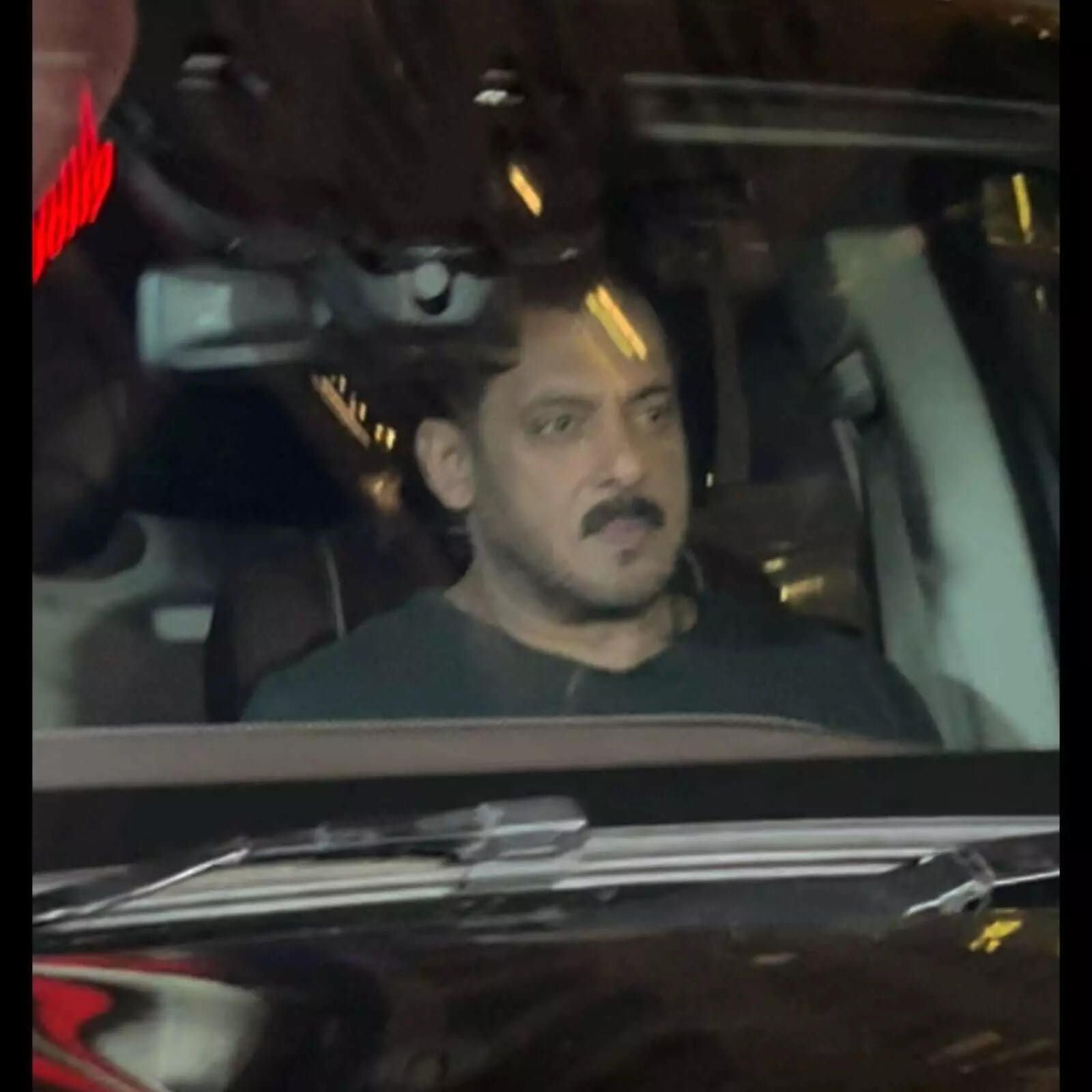Salman Khan visits Dharmenda (2)