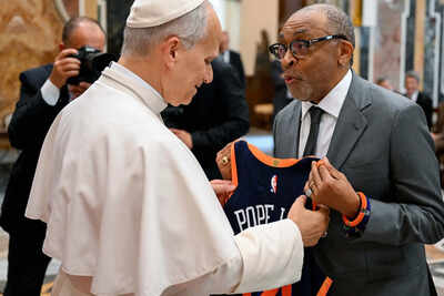 <p>Pope Leo XIV meets with Spike Lee during an audience with and stars directors from the cinema at the Vatican, Saturday, Nov. 15, 2025. (Vatican Media Via AP)</p> Spike Lee, Cate Blanchett, Greta Gerwig join Pope Leo XIV to celebrate cinema; calls for Hollywood to include marginal voices