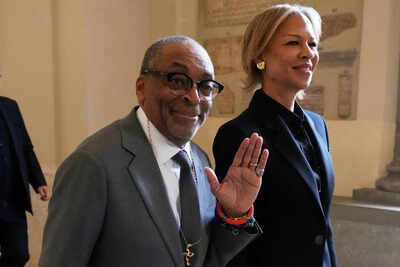 <p>Film Director Spike Lee and his wife Tonya Lewis Lee leave at the end of an audience of Pope Leo XIV with actors and directors from the cinema, at the Vatican, Saturday, Nov. 15, 2025. (AP Photo/Gregorio Borgia)</p> Spike Lee, Cate Blanchett, Greta Gerwig join Pope Leo XIV to celebrate cinema; calls for Hollywood to include marginal voices