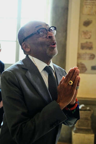 <p>Film Director Spike Lee gestures as he leaves at the end of an audience of Pope Leo XIV with actors and directors from the cinema at the Vatican, Saturday, Nov. 15, 2025. (AP Photo/Gregorio Borgia)</p> Spike Lee, Cate Blanchett, Greta Gerwig join Pope Leo XIV to celebrate cinema; calls for Hollywood to include marginal voices