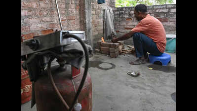 - 06-04-2026: People switch to cooking over woodfire stove due to LPG prices and erratic supply at Narela in Delhi on Monday. _________ JATIN KUMAR To leave or not to leave: City’s migrant workers make hard choices as households run out of LPG