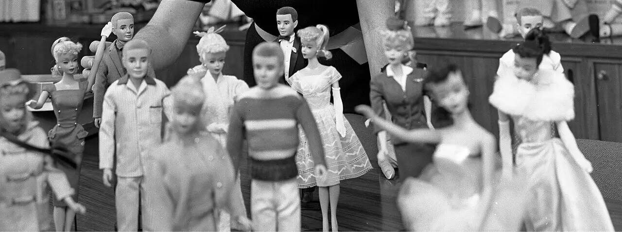 Early_Barbie_dolls
